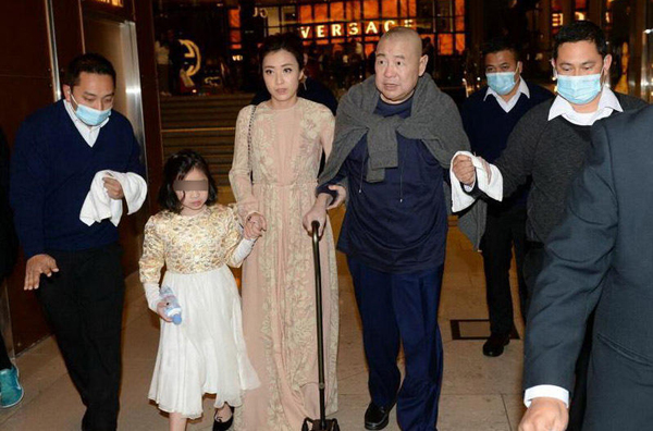 Tỷ phú U70 Lưu Loan Hùng chống gậy dắt vợ bầu đi sự kiện, chuẩn bị đón con thứ 5 - 5