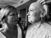 Tin tức - Nghẹn ngào câu chuyện phía sau bức ảnh cô dâu và mẹ òa khóc trong đám cưới