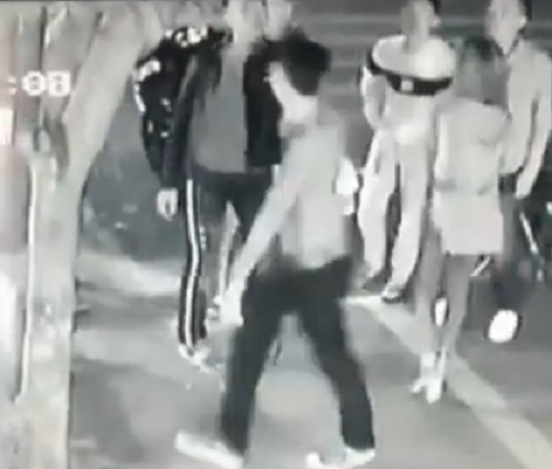 Đang ngồi uống nước, cô gái bị nhóm thanh niên trêu ghẹo rồi đâm bạn trai đi cùng - 1