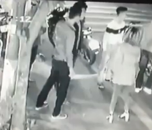 Đang ngồi uống nước, cô gái bị nhóm thanh niên trêu ghẹo rồi đâm bạn trai đi cùng - 2