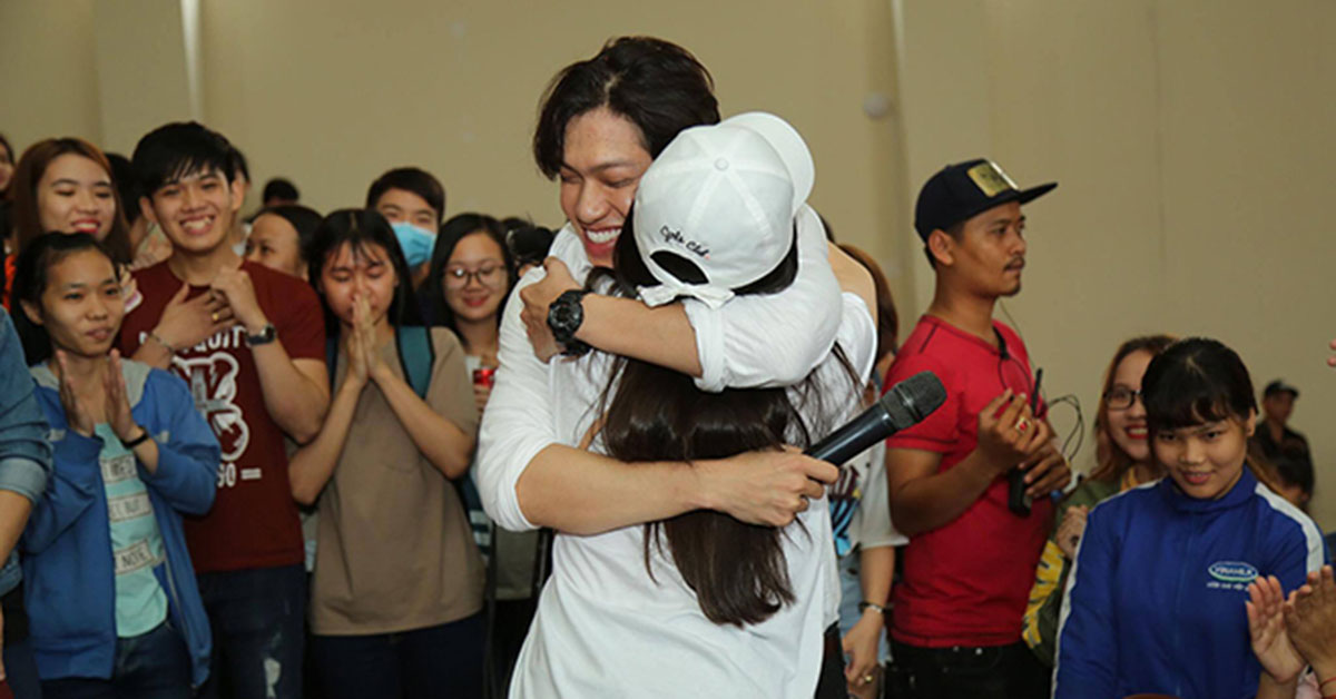 Lý Phương Châu bất ngờ được bạn trai Hiền Sến tỏ tình giữa đám đông - 4