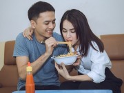 Làng sao - Thấy Tú Vi gầy, "ông chồng ngôn tình" Văn Anh ân cần đút cho vợ ăn sau hậu trường