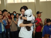 Làng sao - Lý Phương Châu bất ngờ được bạn trai Hiền Sến tỏ tình giữa đám đông