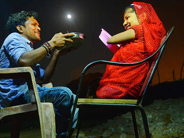 Tình yêu đáng ngưỡng mộ của chú rể bại liệt và cô dâu không có tứ chi