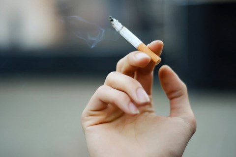 Thuốc lá tăng nguy cơ mãn kinh sớm, sảy thai ở phụ nữ - 1