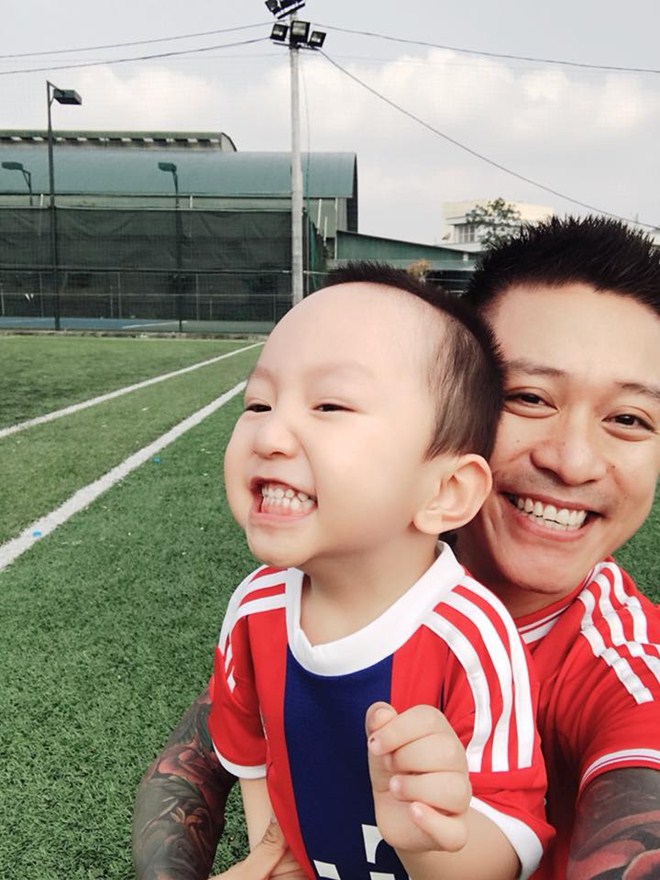 Tuấn Hưng vui lây vì con trai Su Hào luôn được lòng từ người lạ tới những người xung quanh - 1