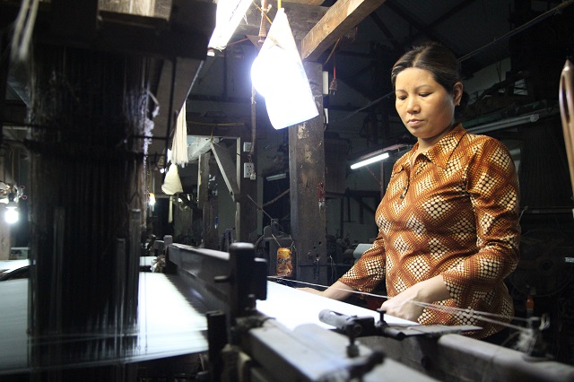 Đến Vạn Phúc xem cận cảnh quy trình sản xuất lụa tơ tằm ở làng nghề 1.000 năm tuổi - 10