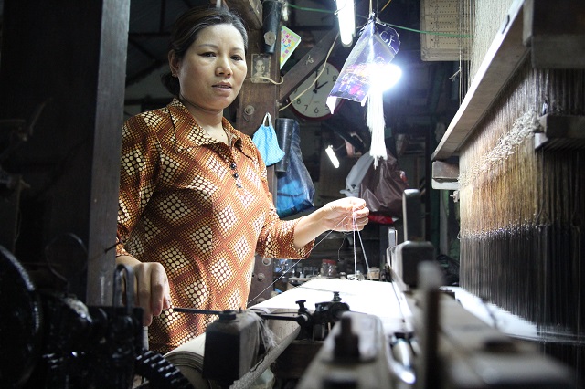 Đến Vạn Phúc xem cận cảnh quy trình sản xuất lụa tơ tằm ở làng nghề 1.000 năm tuổi - 11