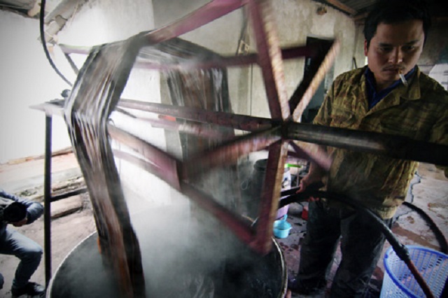 Đến Vạn Phúc xem cận cảnh quy trình sản xuất lụa tơ tằm ở làng nghề 1.000 năm tuổi - 14