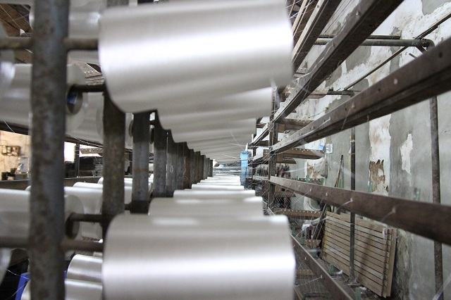 Đến Vạn Phúc xem cận cảnh quy trình sản xuất lụa tơ tằm ở làng nghề 1.000 năm tuổi - 4