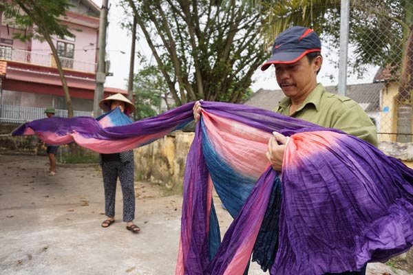 Làng lụa truyền thống Nha Xá: amp;#34;Ông chủ Khaisilk nói nhập 50% lụa từ làng tôi là không đúngamp;#34; - 3