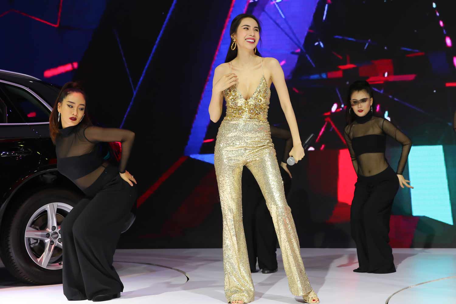 Thủy Tiên ăn mặc trễ nải, hội ngộ Đông Nhi tại sự kiện - 3