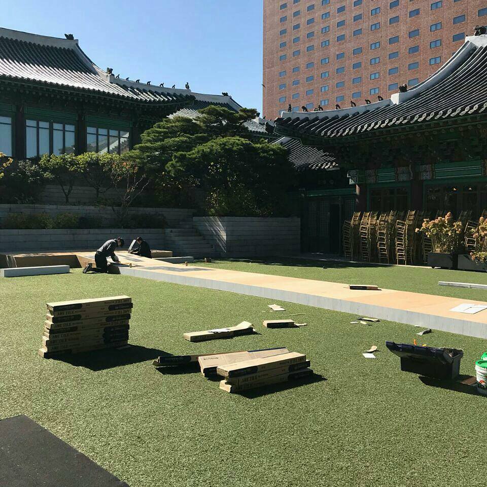 amp;#34;Xem trộmamp;#34; nhân viên khách sạn chuẩn bị lễ đường đám cưới Song Joong Ki và Song Hye Kyo - 2