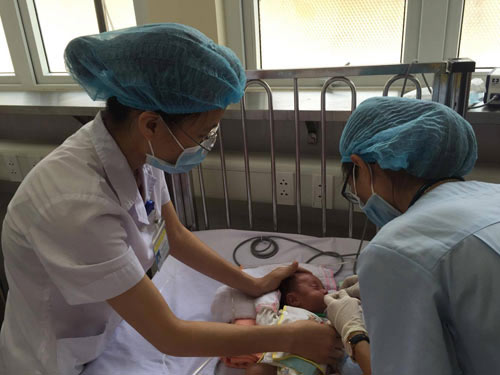 Chuyên gia hướng dẫn cách đếm nhịp thở, cứu trẻ khỏi viêm phổi - 1