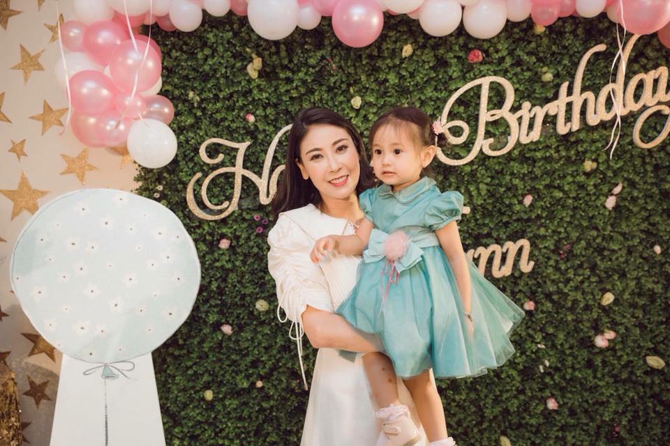 Hồng Nhung đưa hai con sinh đôi đến mừng sinh nhật con gái Hà Kiều Anh tròn 2 tuổi - 1