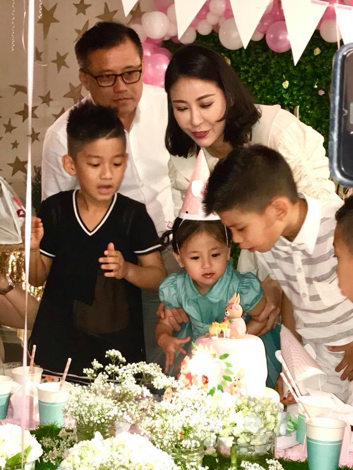 Hồng Nhung đưa hai con sinh đôi đến mừng sinh nhật con gái Hà Kiều Anh tròn 2 tuổi - 2