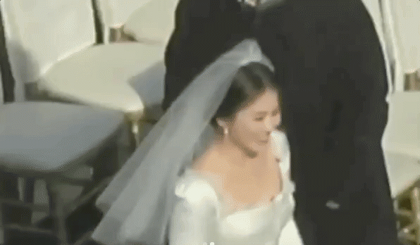 Những hình ảnh đầu tiên về 2 chiếc váy cưới cực hoành tráng của Song Hye Kyo! - 1