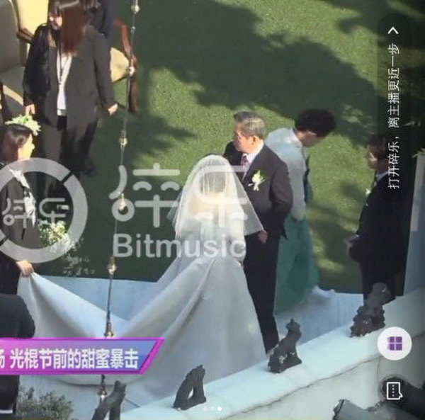 Những hình ảnh đầu tiên về 2 chiếc váy cưới cực hoành tráng của Song Hye Kyo! - 7