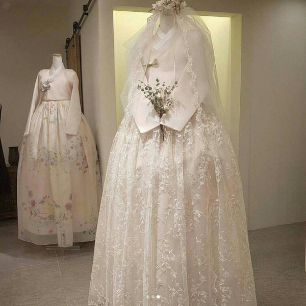 Những hình ảnh đầu tiên về 2 chiếc váy cưới cực hoành tráng của Song Hye Kyo! - 10