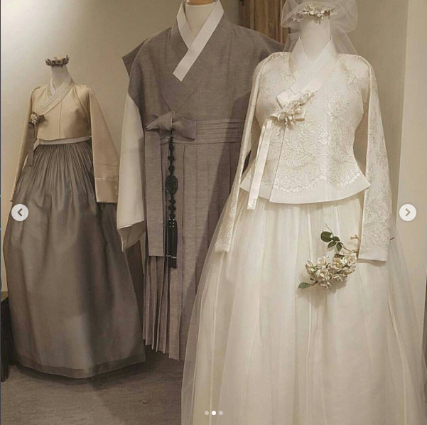 Những hình ảnh đầu tiên về 2 chiếc váy cưới cực hoành tráng của Song Hye Kyo! - 9