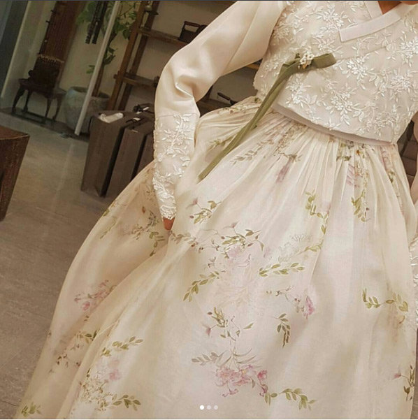 Những hình ảnh đầu tiên về 2 chiếc váy cưới cực hoành tráng của Song Hye Kyo! - 11