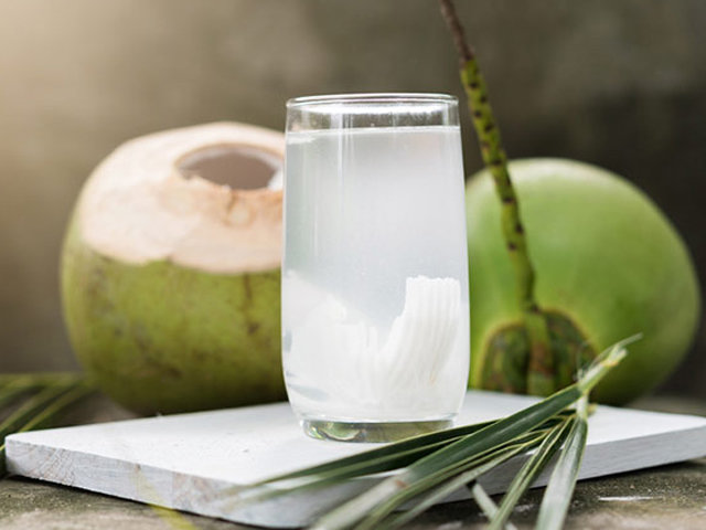 Khi mang thai 3 tháng cuối, bà bầu có nên uống nước dừa không?