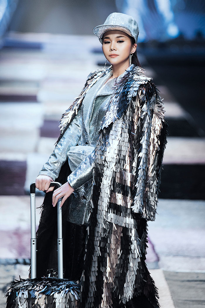 Cô amp;#34;nhân viên văn phòngamp;#34; Thanh Hằng biến hoá chóng mặt trong BST mới của Công Trí - 3