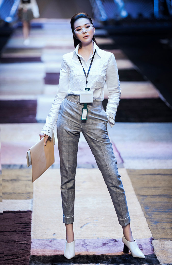 Cô amp;#34;nhân viên văn phòngamp;#34; Thanh Hằng biến hoá chóng mặt trong BST mới của Công Trí - 2