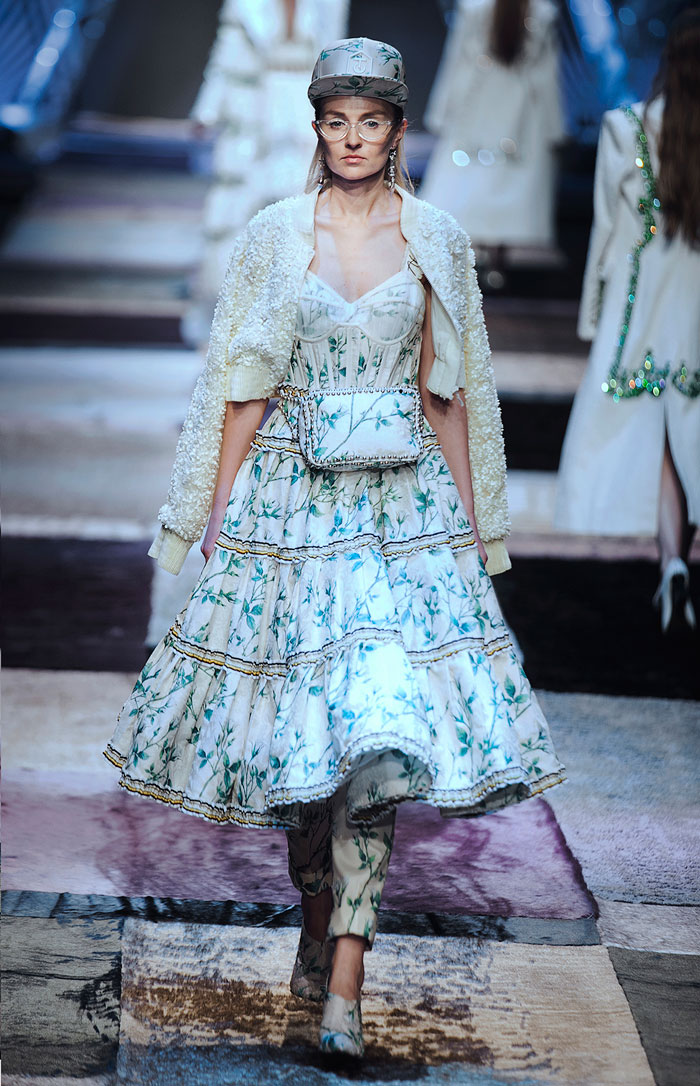 Cô amp;#34;nhân viên văn phòngamp;#34; Thanh Hằng biến hoá chóng mặt trong BST mới của Công Trí - 9