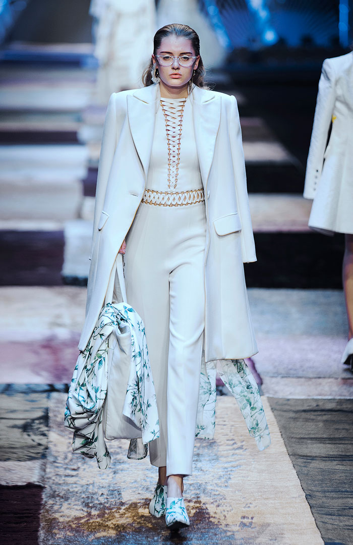 Cô amp;#34;nhân viên văn phòngamp;#34; Thanh Hằng biến hoá chóng mặt trong BST mới của Công Trí - 8