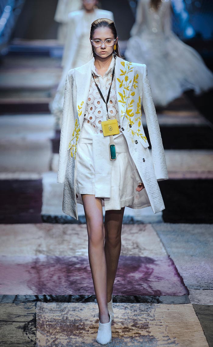 Cô amp;#34;nhân viên văn phòngamp;#34; Thanh Hằng biến hoá chóng mặt trong BST mới của Công Trí - 7