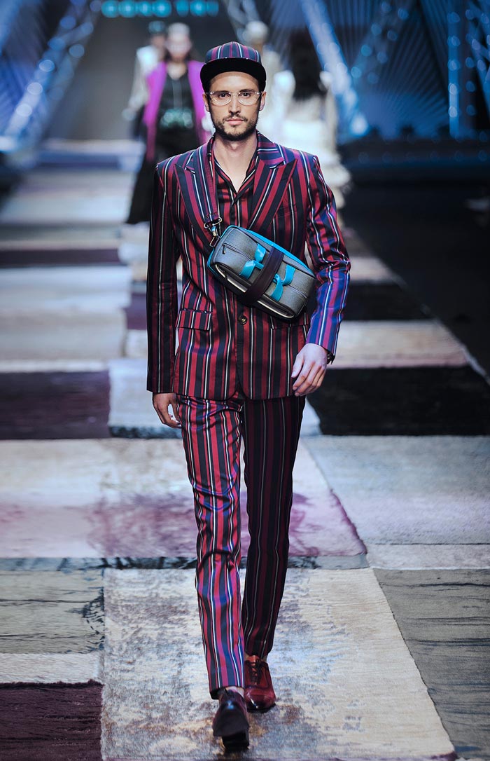 Cô amp;#34;nhân viên văn phòngamp;#34; Thanh Hằng biến hoá chóng mặt trong BST mới của Công Trí - 17