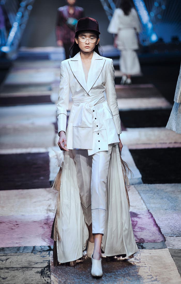 Cô amp;#34;nhân viên văn phòngamp;#34; Thanh Hằng biến hoá chóng mặt trong BST mới của Công Trí - 5