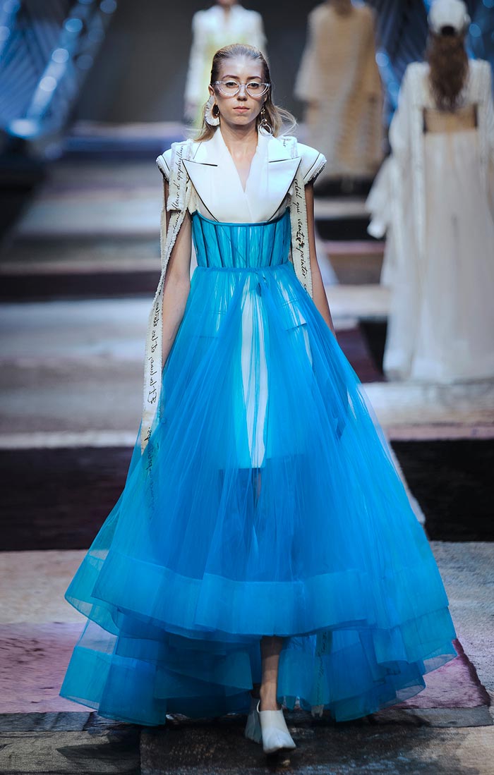 Cô amp;#34;nhân viên văn phòngamp;#34; Thanh Hằng biến hoá chóng mặt trong BST mới của Công Trí - 11