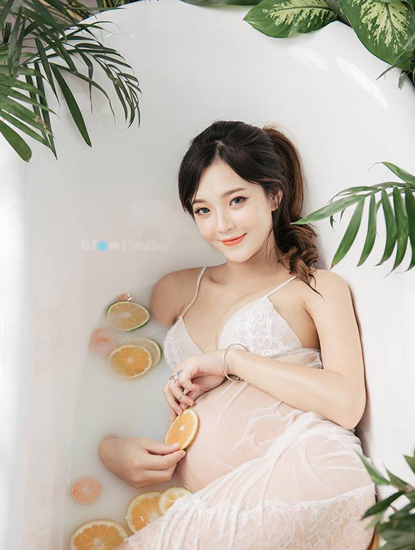 Mang bầu 8 tháng, hotgirl dân tộc bụng rạn đến xót xa càng được chồng cưng chiều - 1