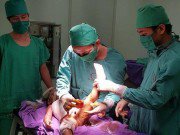 Tin tức - Bị nước sôi đổ vào người, bé trai 2 tuổi bị lột từng mảng da từ ngực đến chân