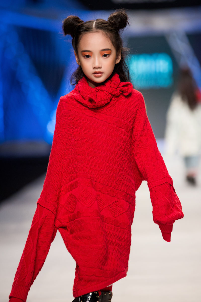 Khi những cô cậu mẫu nhí này catwalk, VNFW đã không còn là sân chơi chỉ dành cho người lớn! - 2