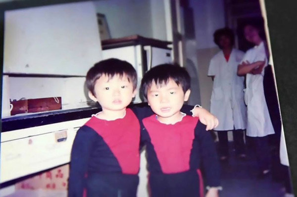 Phát hiện bị bệnh viện trao nhầm con, 2 cặp vợ chồng đã có quyết định bất ngờ - 1