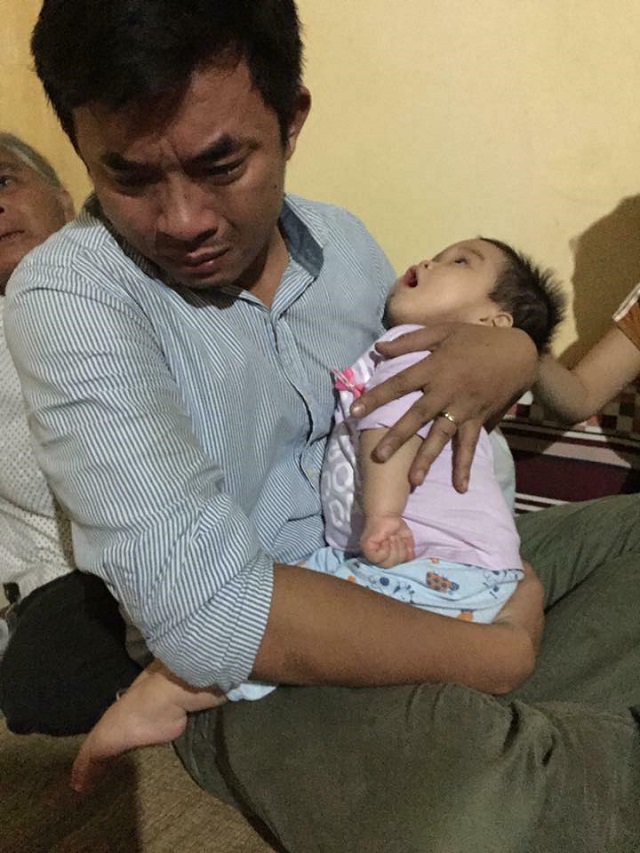 Bé gái 13 tháng tuổi bị teo não, nhiễm trùng máu vì bị côn trùng đốt vào tai - 1