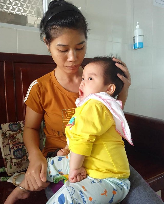 Bé gái 13 tháng tuổi bị teo não, nhiễm trùng máu vì bị côn trùng đốt vào tai - 6