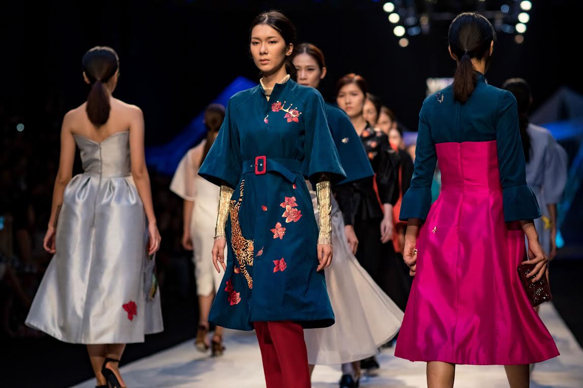 Hoạ tiết vẽ lên ngôi tại  Vietnam International Fashion Week 2017 - 8