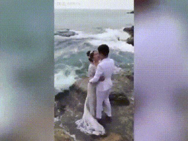 Ra biển chụp ảnh cưới, cặp đôi bị đánh gục thảm hại bởi màn tấn công không kịp trở tay
