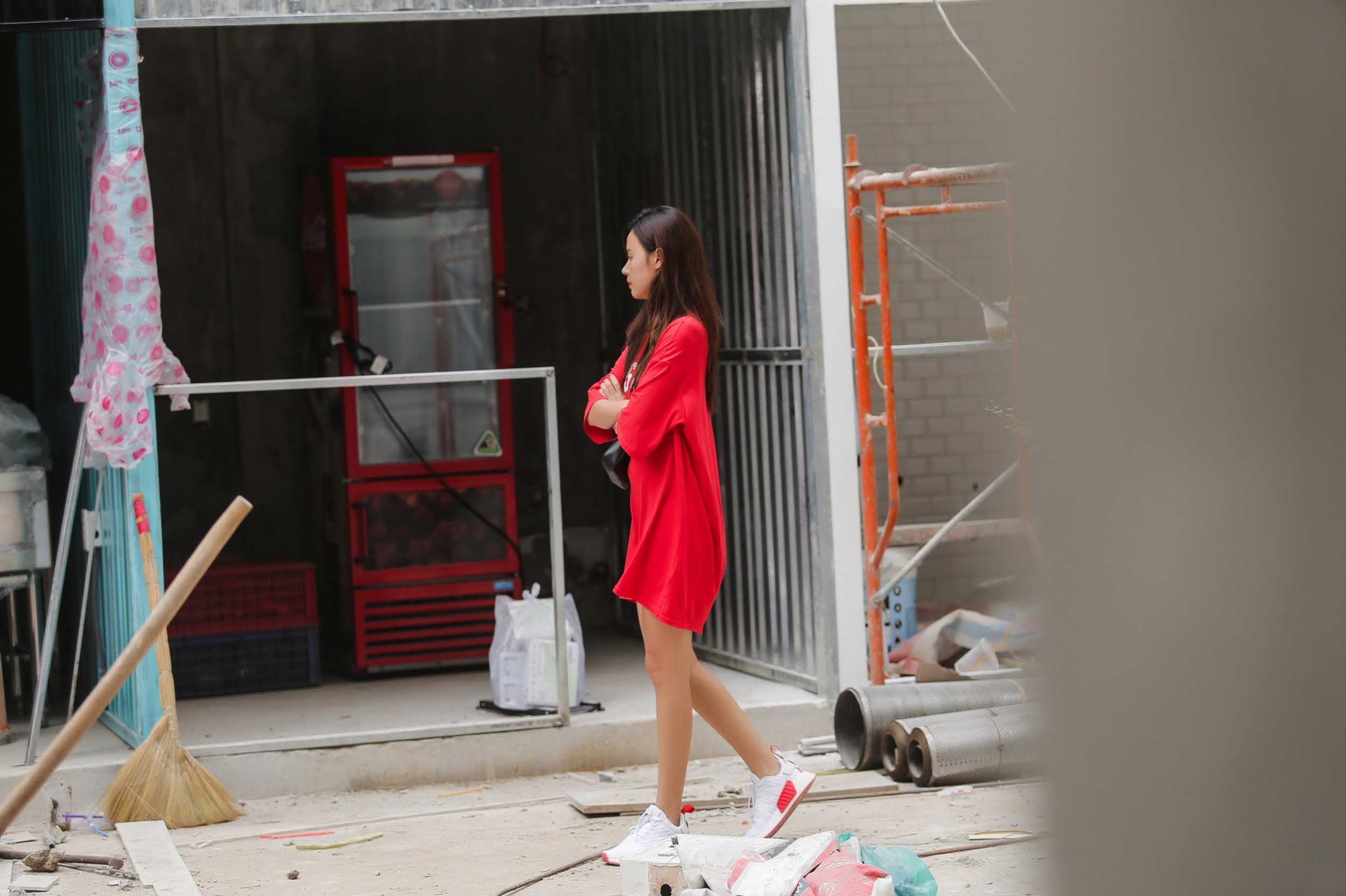 Midu xuất hiện tại phố đi bộ Nguyễn Huệ sau ồn ào với hot girl Thuý Vi - 2