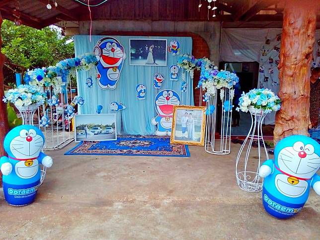 Hâm mộ cuồng nhiệt chú mèo Doremon, cô dâu mang bộ sưu tập amp;#34;khủngamp;#34; ra trang trí đám cưới - 2