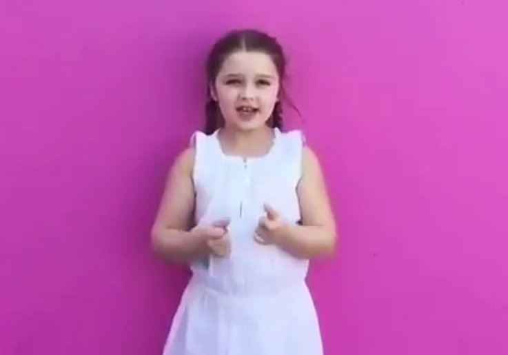 Bỏ ngoài tai những lời chê xấu con gái, Victoria khoe video Harper trổ tài ca hát cực đỉnh - 1