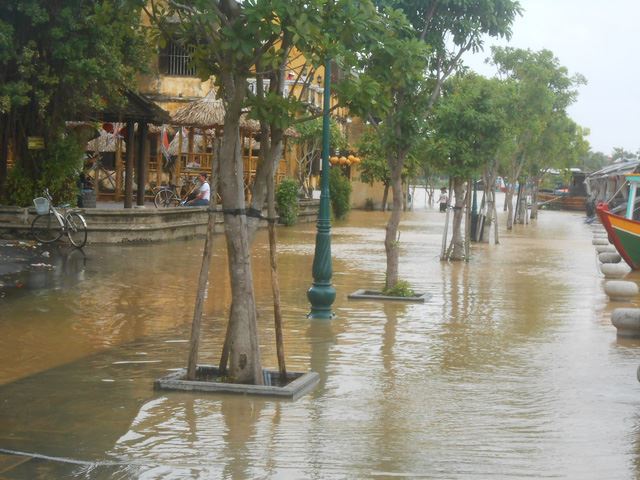 Phố cổ Hội An chìm trong nước lũ, người dân và du khách chèo xuồng để di chuyển - 2