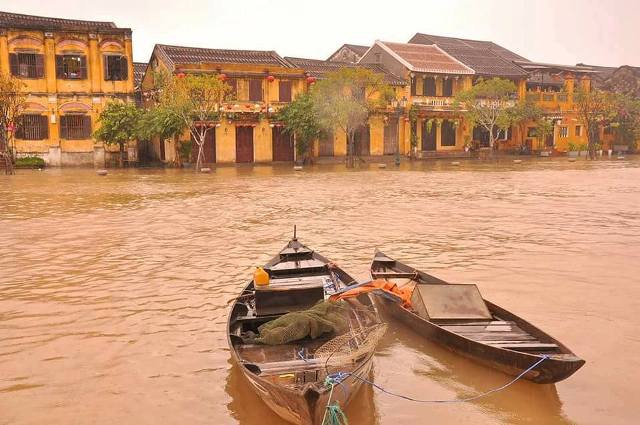 Phố cổ Hội An chìm trong nước lũ, người dân và du khách chèo xuồng để di chuyển - 3