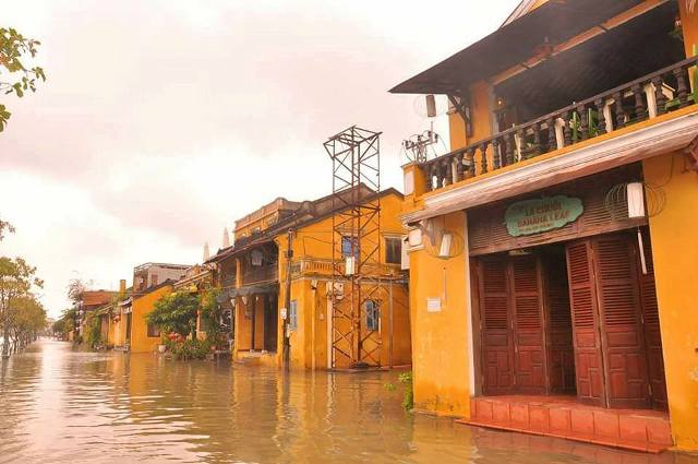 Phố cổ Hội An chìm trong nước lũ, người dân và du khách chèo xuồng để di chuyển - 9