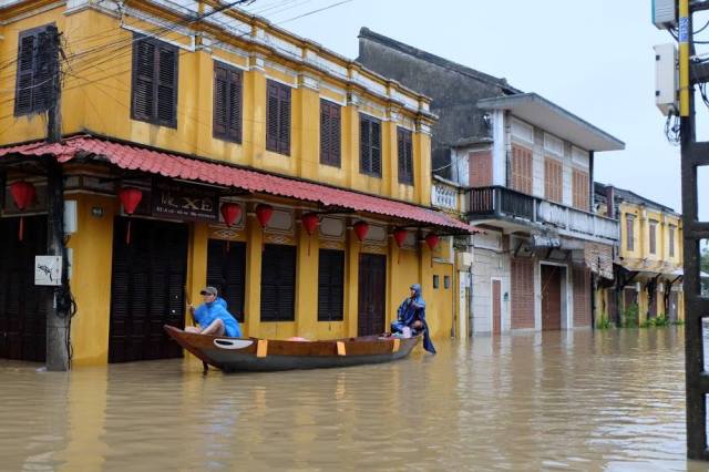 Phố cổ Hội An chìm trong nước lũ, người dân và du khách chèo xuồng để di chuyển - 5