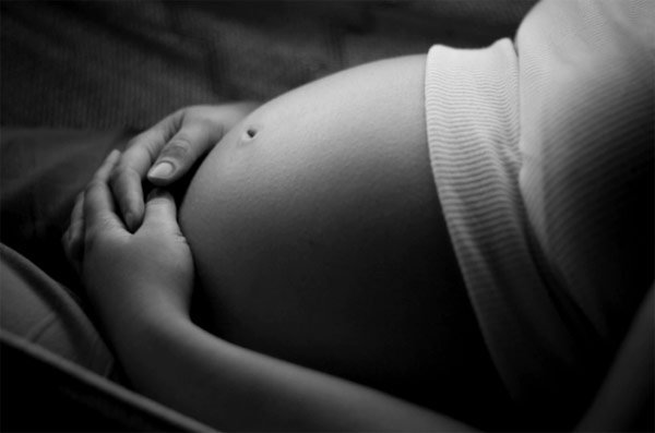 Kỳ lạ: Người mẹ thụ thai khi đang mang thai hộ, cặp song sinh... khác cả bố lẫn mẹ - 1